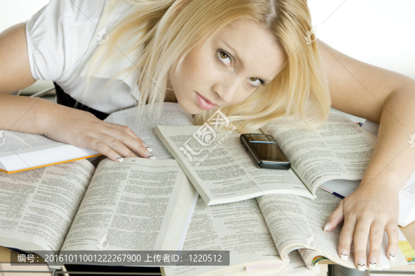 學(xué)生躺在書中的肖像