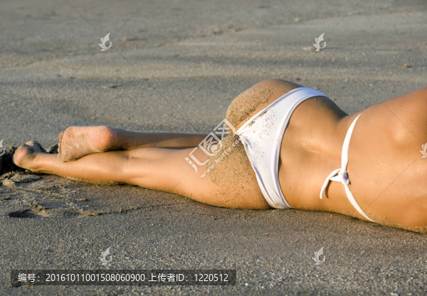 美麗的拉丁女性白色比基尼熱帶海灘的腿和放松背后