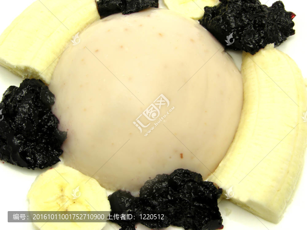杏仁布丁配上香蕉和藍(lán)莓果醬