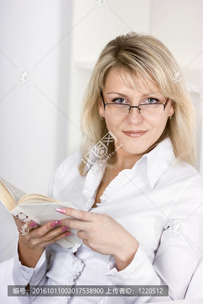 微笑的金發(fā)女郎與這本書