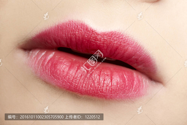 女孩的嘴唇區(qū)域化妝