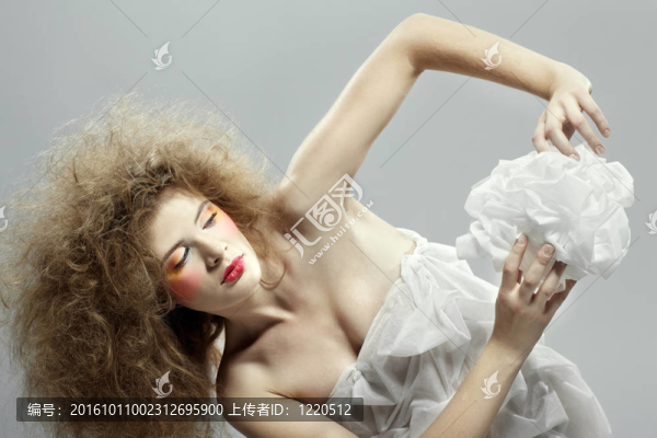 女孩與休克頭發(fā)做