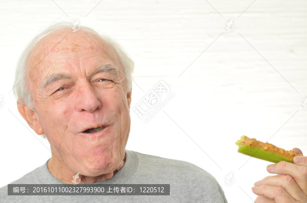 快樂是人吃芹菜和花生醬