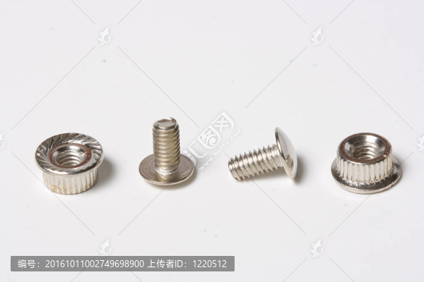 白色背景上的許多螺釘和螺母