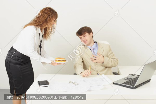 年輕女子送了一份三明治當(dāng)晚餐