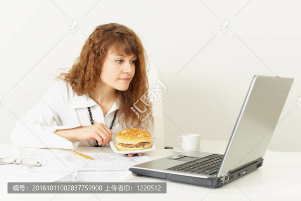 年輕女子將在辦公室吃三明治