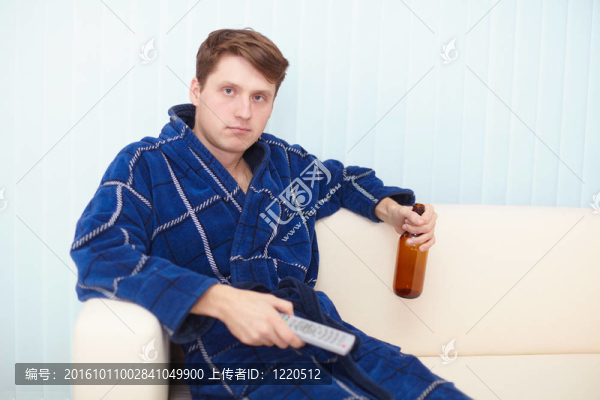 人在沙發(fā)上穿著睡衣休息