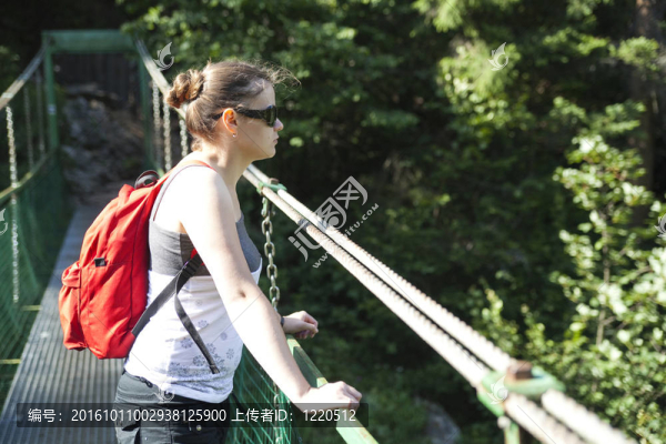 掛橋上的旅游女孩