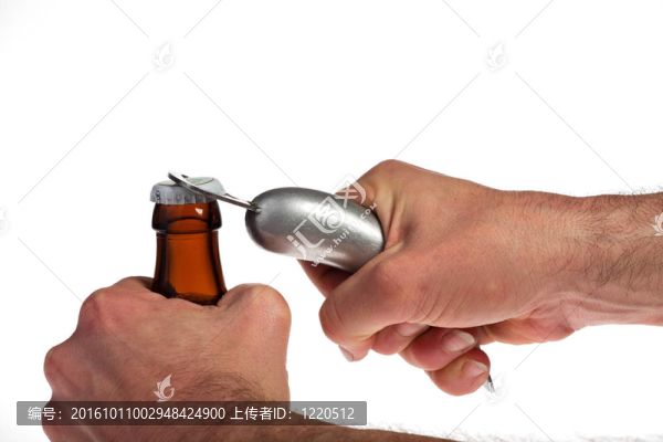 手在白色背景上打開(kāi)啤酒瓶