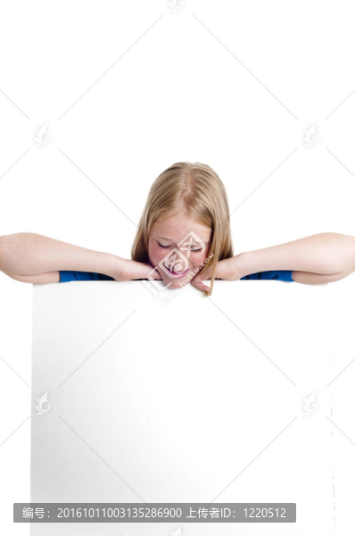 女孩手持巨大的空白招牌和微笑