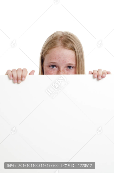 女孩手持巨大的空白招牌和微笑