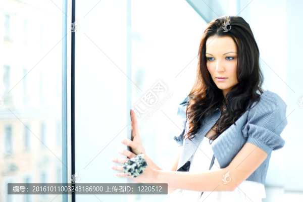 藍(lán)眼睛的女人
