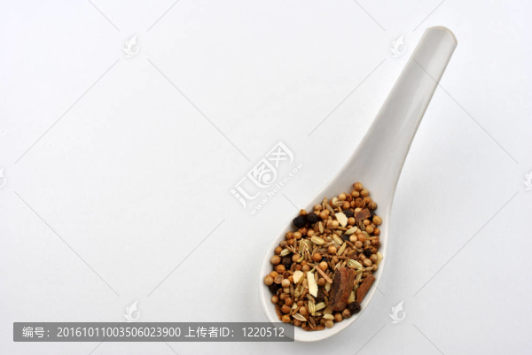 印度香料混合在一個(gè)白色的勺子上