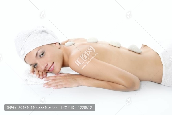 美女用石頭治療溫泉放松