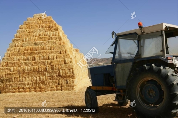 糧倉堆放農(nóng)用拖拉機(jī)