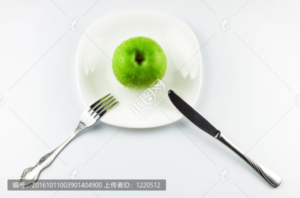 叉；刀；白碟上的青蘋果