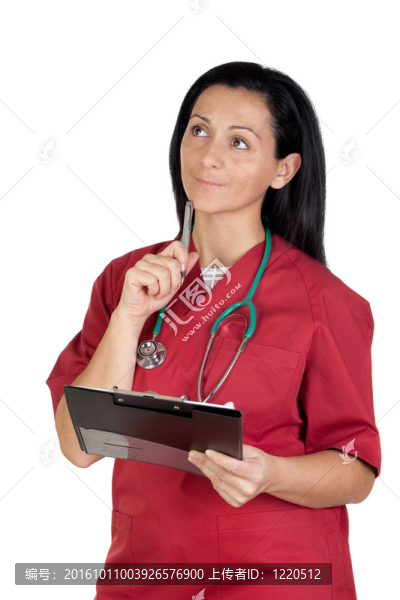 快樂醫(yī)生女人用剪貼板思考