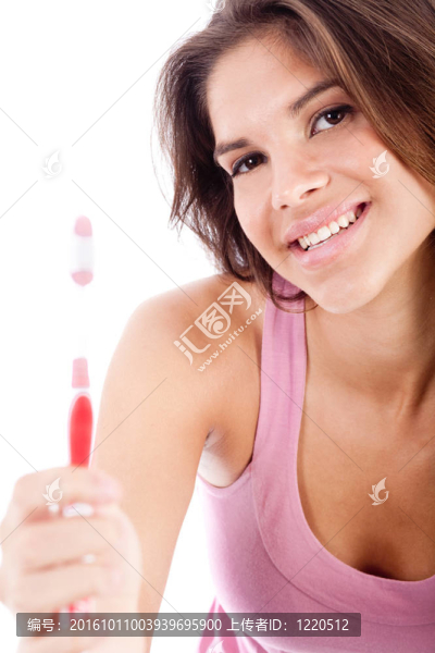 快樂的年輕女人展示她的牙刷
