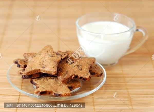 蛋糕和牛奶
