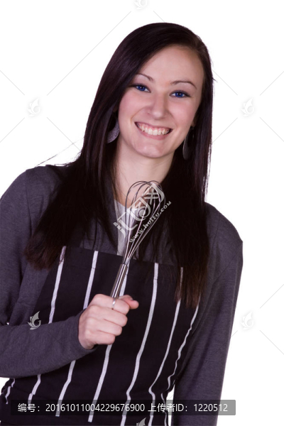 美麗的女孩在廚房里唱歌的樂趣