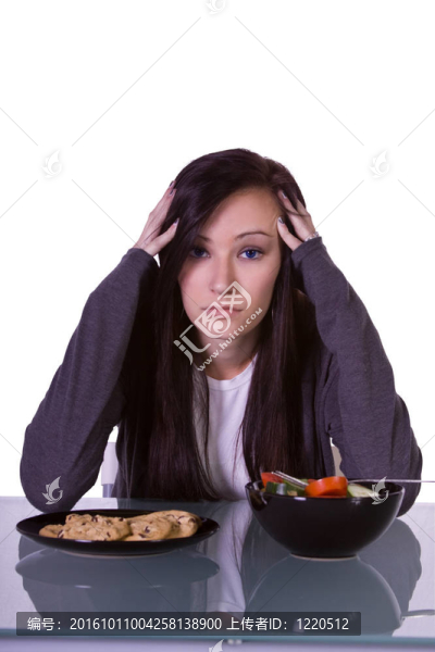 美麗的女孩決定吃什么