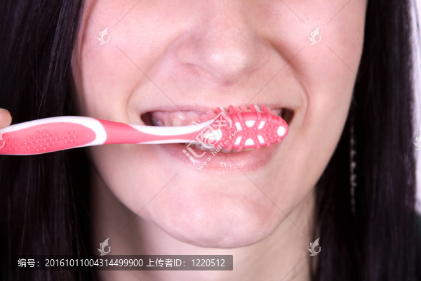 關(guān)閉一個美麗的女人刷牙