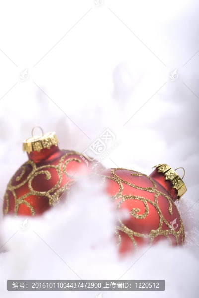兩個紅色球的圣誕概念