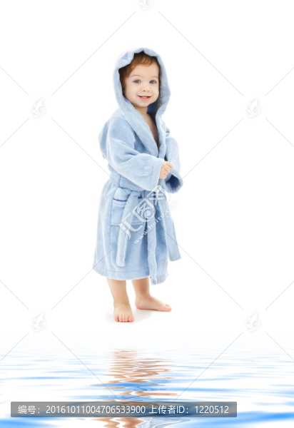 穿著藍(lán)色長(zhǎng)袍的男孩
