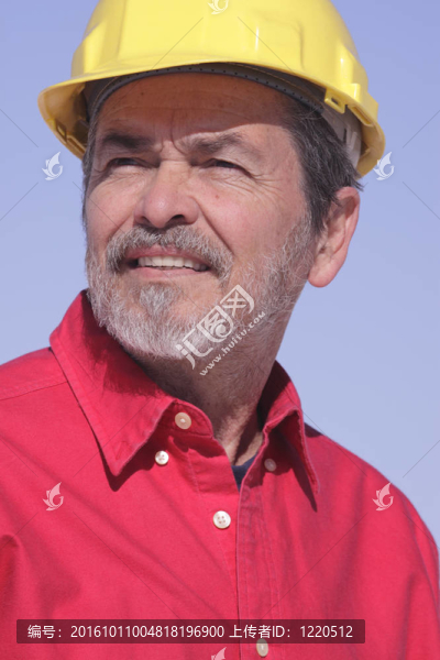 建筑師；帶著硬帽子的承包商