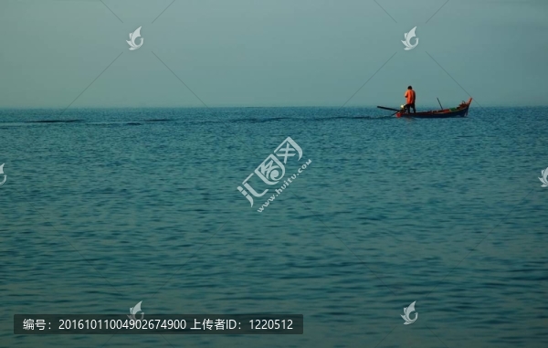 海上的船
