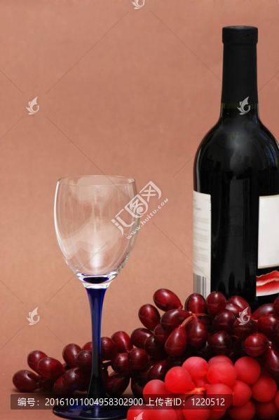 酒杯；白色的葡萄酒瓶