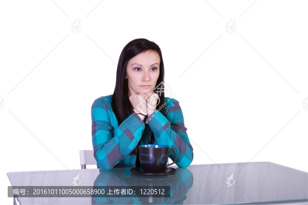 接近一個十幾歲的喝咖啡