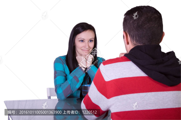 在約會(huì)的男孩和女孩