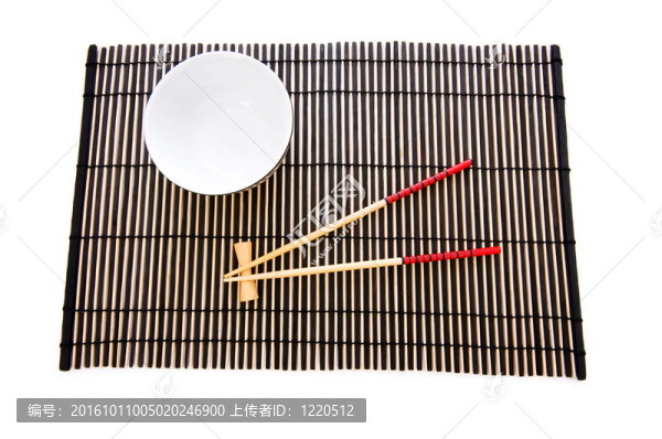 在竹墊上的筷子和盤子
