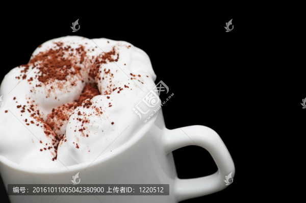 一杯咖啡與奶油隔離在黑色