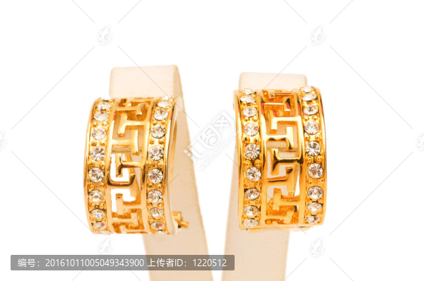 白色背景上的耳環(huán)
