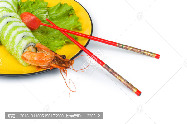 白色背景上的壽司和螃蟹