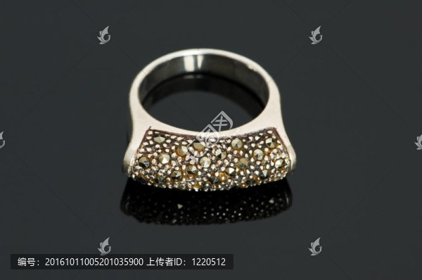 金戒指上的高反光背景