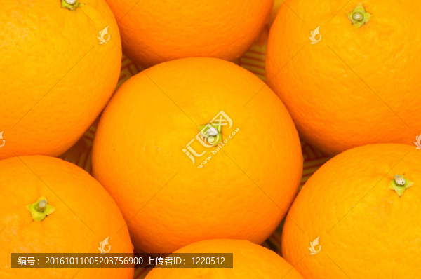 市場上的許多橙子