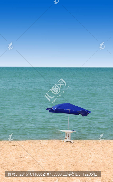 在夏天的海灘上的桌子和陽傘