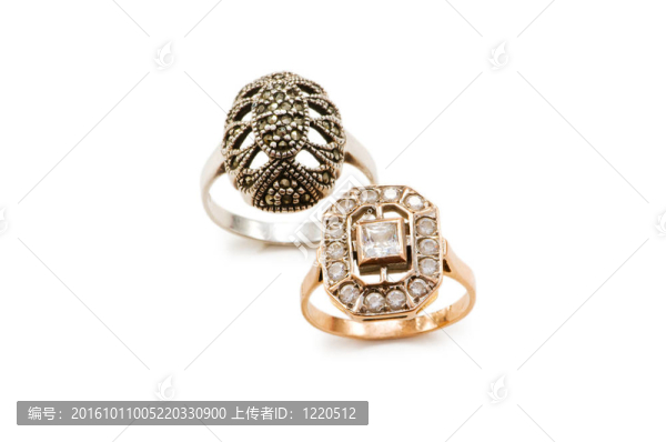 白色背景上的金戒指