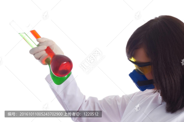 在實驗室里用白色化學管的女人