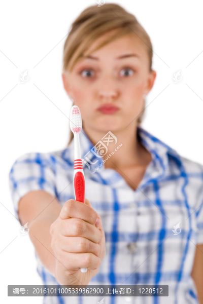 展示牙刷的年輕女性
