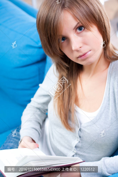 沙發(fā)看書的女孩