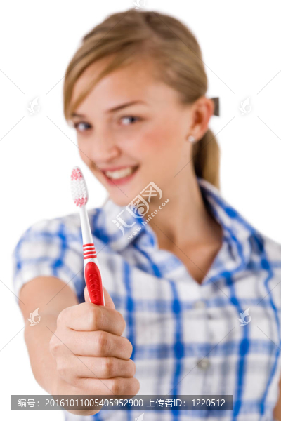 展示牙刷的年輕女性