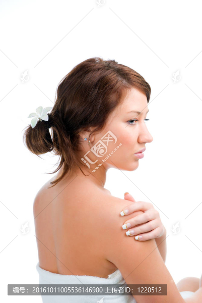 年輕漂亮的女人在白色背景淋浴后使用潤膚霜