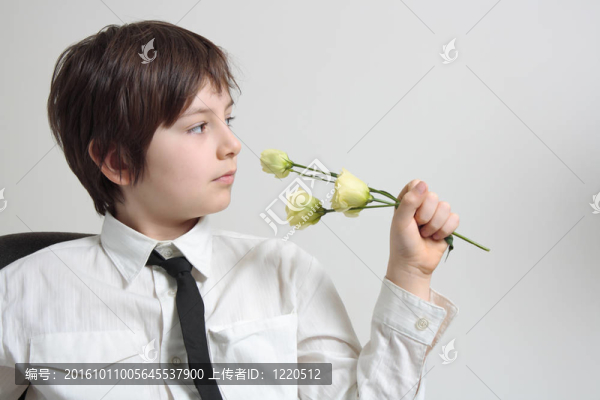 年輕男子與黃色的玫瑰