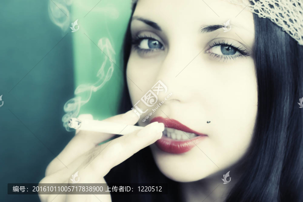 年輕女孩與深色的香煙