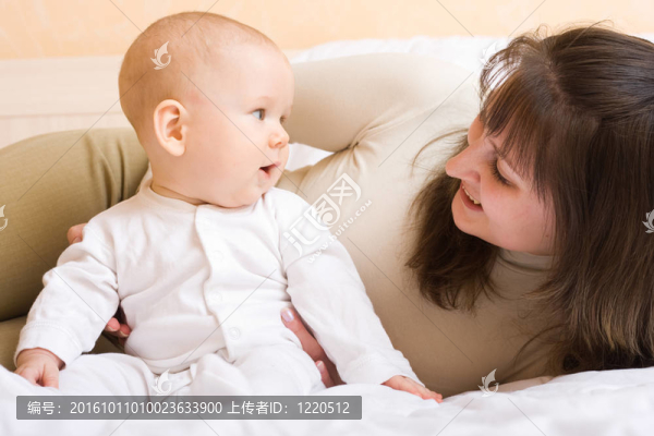 嬰兒的母親