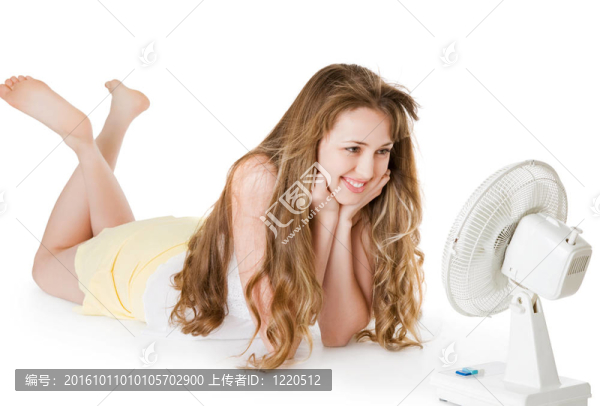 帶風扇的金發(fā)女孩